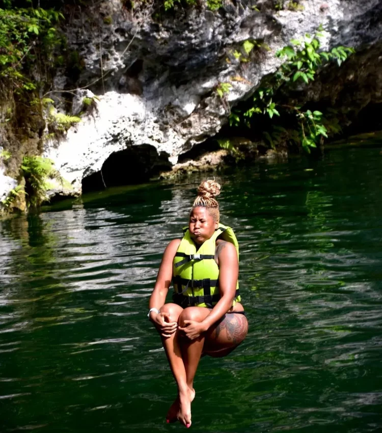 Imagen de una cueva con agua y estalaquitas llamada cenote de tipo cerrado. Cenote Zapote Park en Cenotexs.com